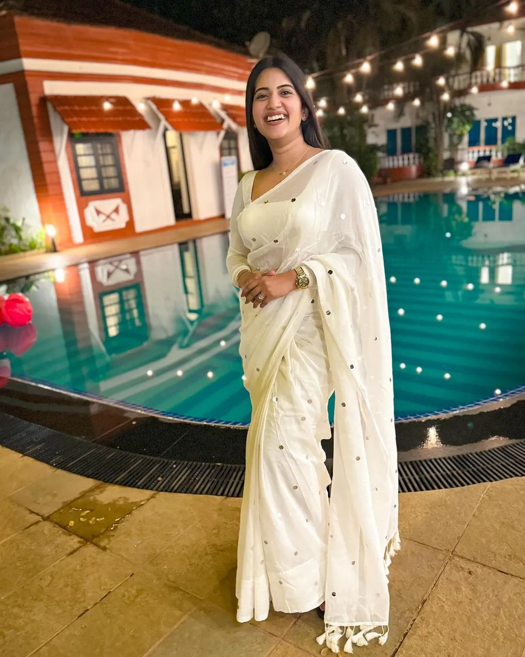 Tollywood Actress Sravanthi Chokarapu Images In White Saree Blouse